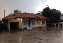 Hujan Es Disertai Angin Kencang Rusak Rumah dan Perkantoran di Kecamatan Baradatu