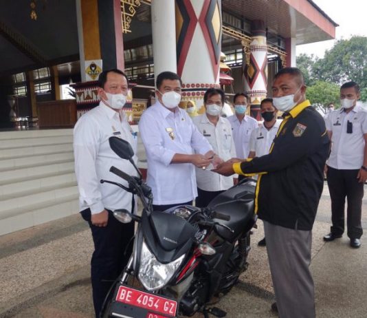Bagikan 26 Unit Kendaraan, Ini Pesan Bupati Lamteng kepada Koordinator P3A