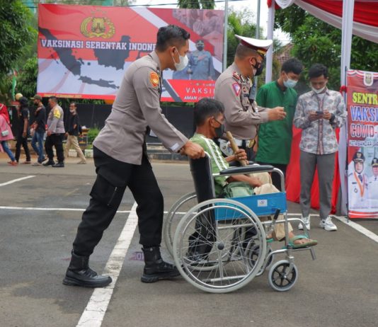 Hadiri Vaksinasi Serentak di Polresta Bandar Lampung, Kapolda : Antisipasi Laju Pertumbuhan Covid-19 Saat Nataru