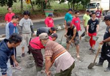 Masyarakat Km.2 Kec.Blambangan umpu bergotong royong Memperbaiki Akses jalan yang rusak