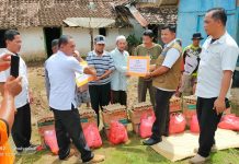 Bupati Adipati Serahkan Bantuan Logistic Kepada Warga Korban Banjir Di Rebang Tangkas Melalui BPBD Way Kanan