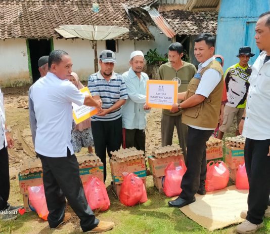 Bupati Adipati Serahkan Bantuan Logistic Kepada Warga Korban Banjir Di Rebang Tangkas Melalui BPBD Way Kanan