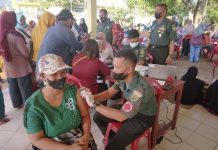 Babinsa Koramil Bahuga Salurkan Bantuan BTPKLWN dan Laksanakan Vaksin Dosis 3