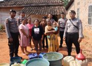 Dampak El Nino, Polres Way Kanan Bagi Bagi Air Bersih di Km 8 Blambangan Umpu.