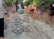 Tak kunjung di perbaiki warga Gotong Royong Warga Kampung Tua: Membangun Jalan Penghubung Demi Kemajuan Bersama
