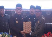 Way Kanan- Bupati H. Raden Adipati Surya, S.H.,M.M bersama Wakil Bupati Drs. H. Ali Rahman, M.T menghadiri Rapat Paripurna Penyampaian Raperda Tentang Pertanggungjawaban