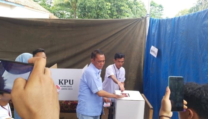 Calon Bupati Waykanan Ali Rahman MT Nyoblos di TPS 07