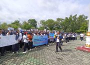Polres Waykanan Melaksanakan Pengamanan Aksi Damai Persatuan Guru Honorer di Halaman Lapangan Kantor Bupati Waykanan-R3-R2