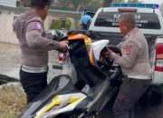 Ditengah Guyuran Hujan, Polisi Lalulintas Bantu Pengendara Motor Mogok di Jalinsum Way Kanan.